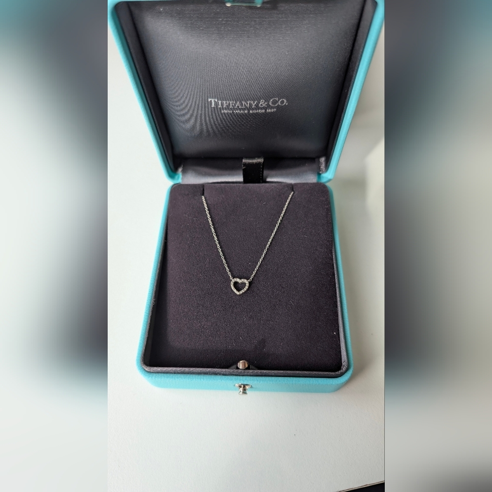 Tiffany & Co. 18kt white gold Open Heart Necklace with diamonds o